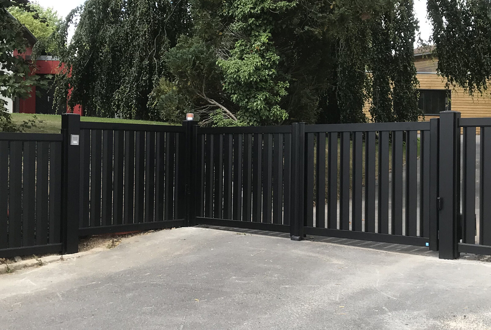 Portail portillon et clôture aluminium contemporain coloris Noir profond ral 9005 avec lames brises vue