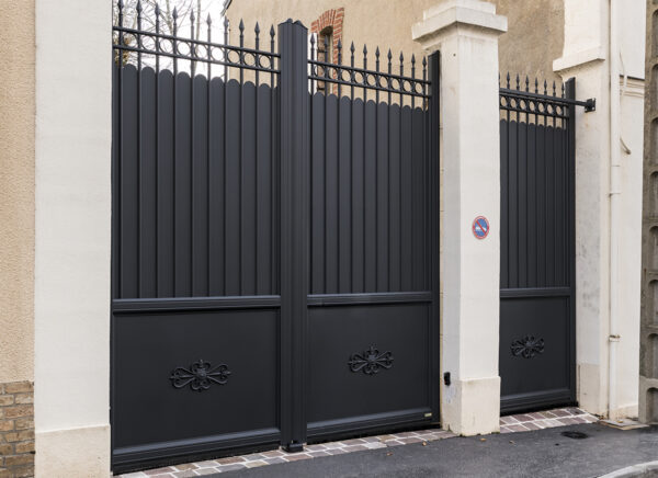 Portail et portillon battants aluminium rétro Montfort coloris Noir profond RAL 9005