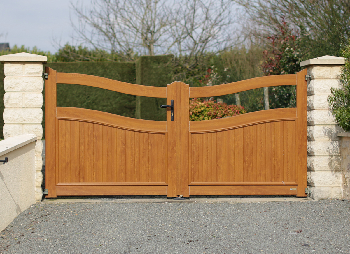Portail battant PVC Classique Levanzo coloris chêne doré