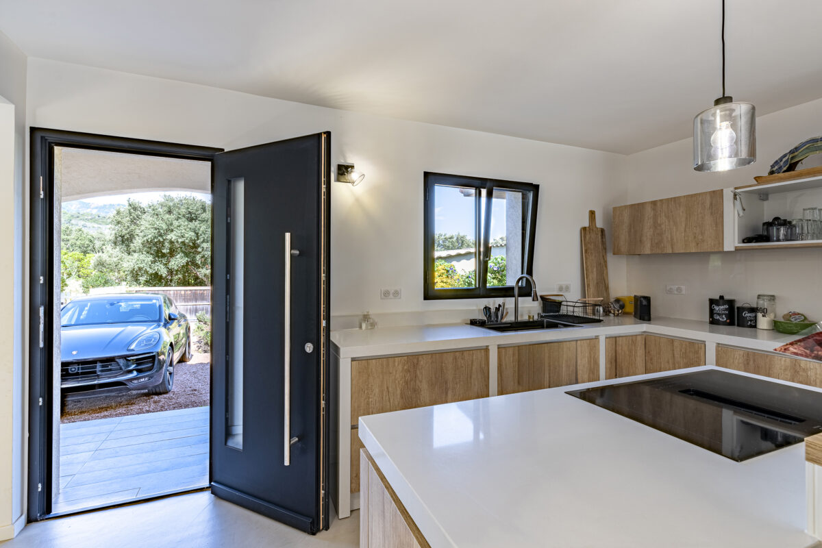 Porte d'entrée ALU Monobloc Luma et Fenêtre aluminium oscillo-battante Noir profond RAL 9005