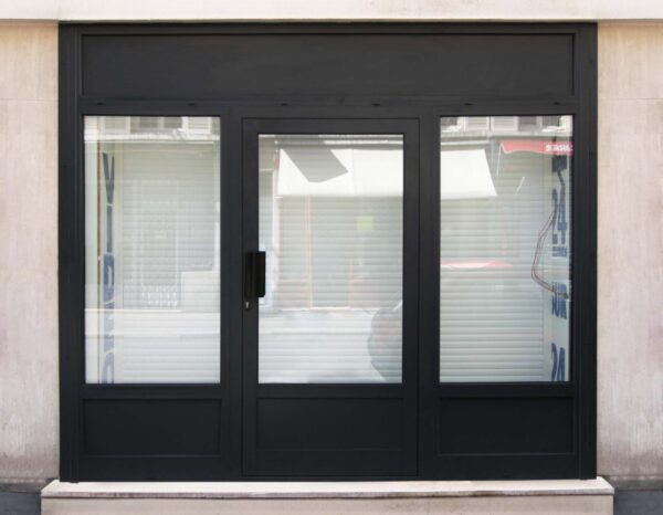 Porte tertiaire aluminium coloris noir profond RAL 9005