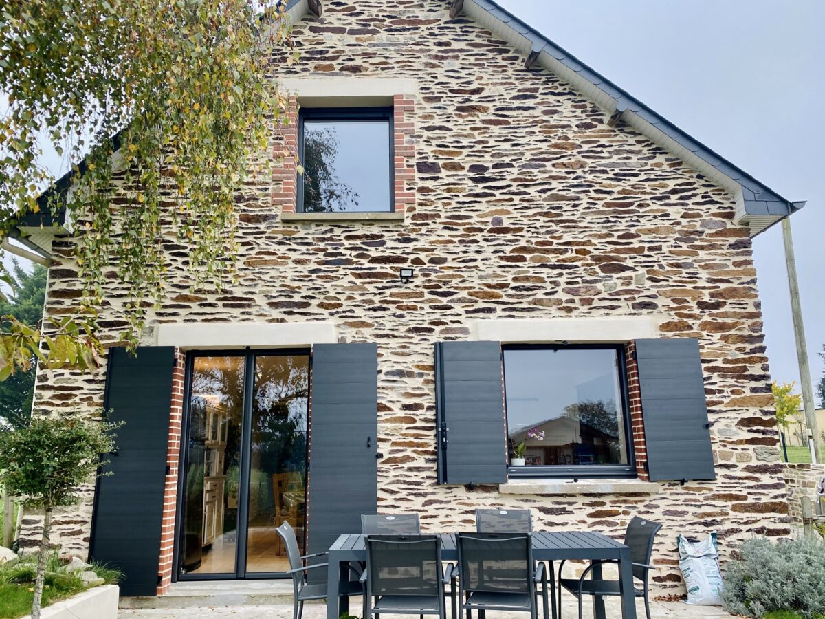 Volets battants aluminium modèle Cécilia et fenêtres aluminium à la française Sensation 2 coloris Noir profond RAL 9005